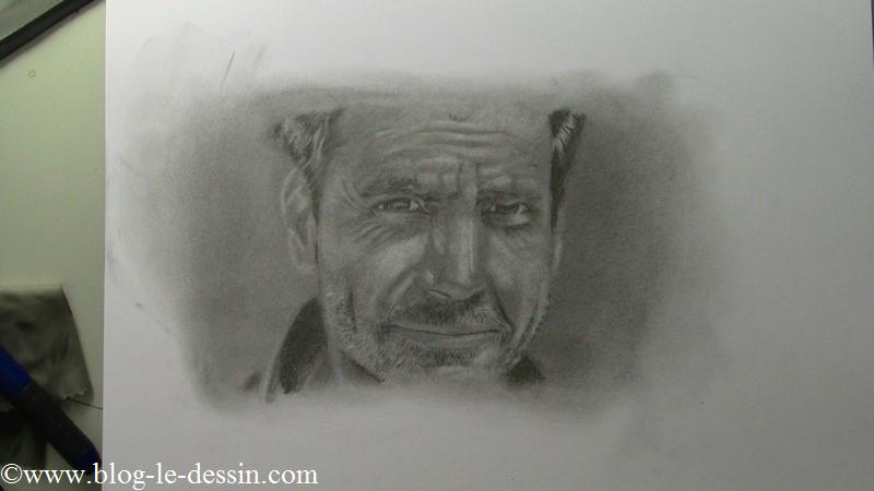 Un portrait d'homme dessiné avec les crayons et les estompes.