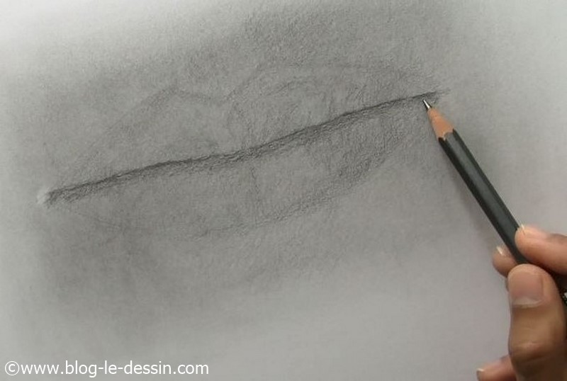 Je trace l'ouverture avec un crayon gras et place l'ombre portée.