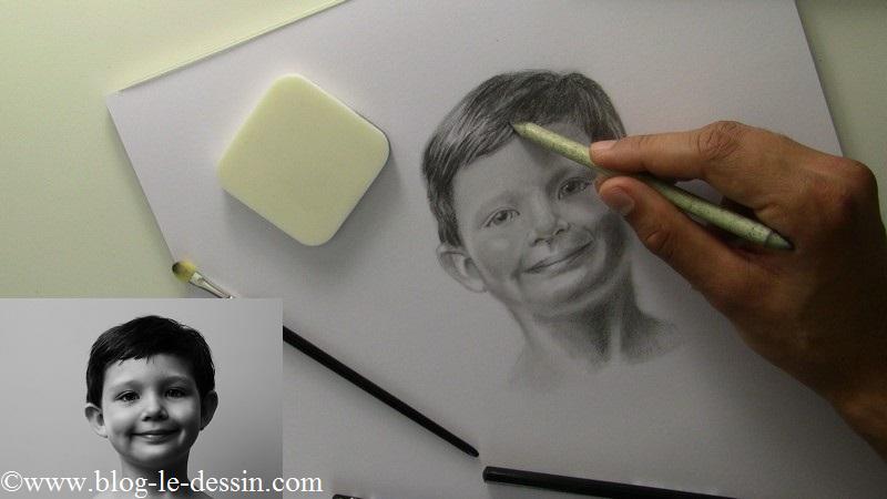 Après avoir passé l'applicateur à maquillage sur le dessin, je reviens avec mon estompe tracer dans le sens des mèches