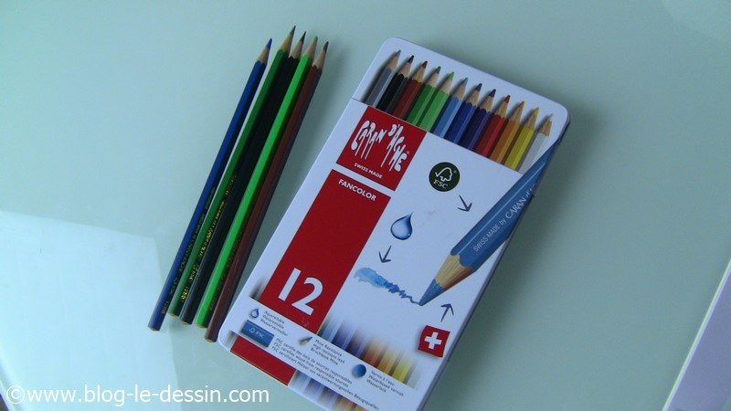 materiel dessiner voyage crayons aquarelle