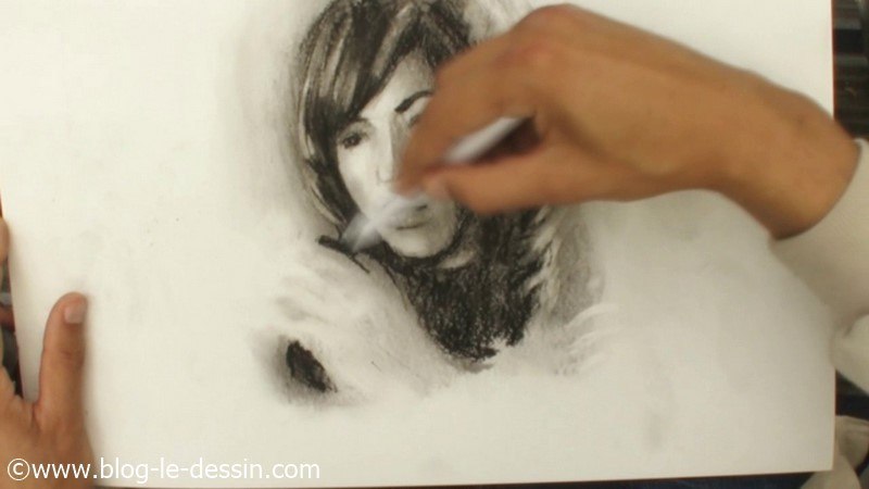 portrait femme fusain dessin estompe poudre gomme