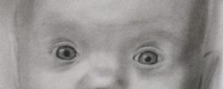 portrait de face de bébé au fusain